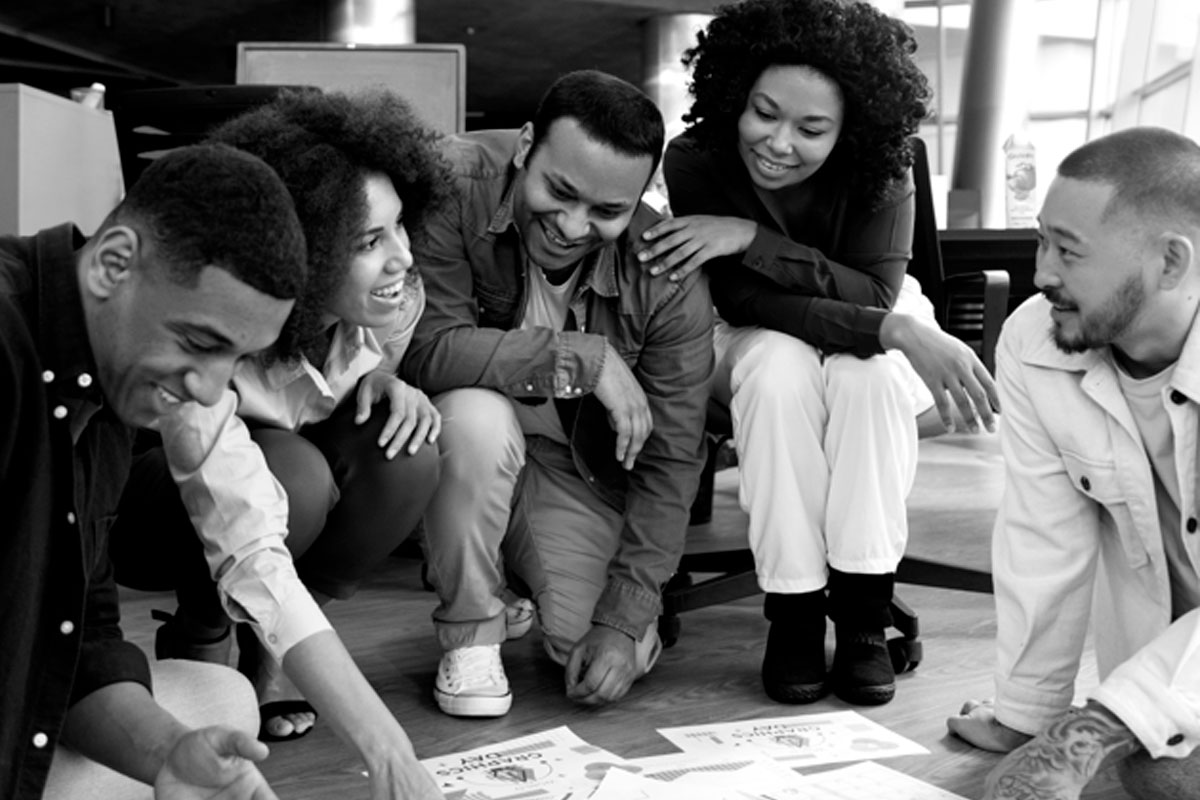 Pessoas diversas reunidas para planejamento de estratégia